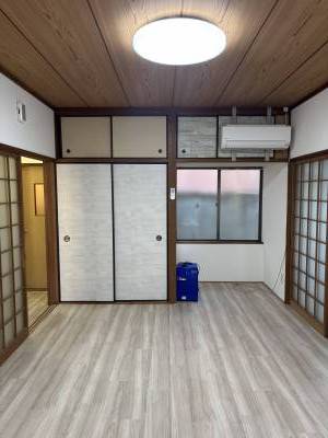 明るい6帖洋室、エアコン付き