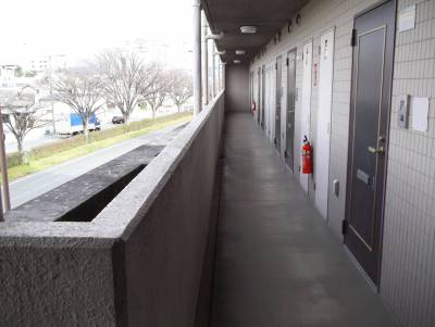 玄関側は国道23号