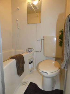 2点式のユニットバスです。洗面器が無いので広々使えます。