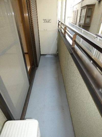 大きめの専用バルコニー。雨戸もついています。