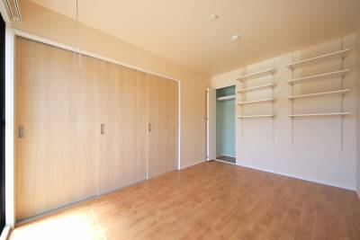 引き戸を閉めてクローゼットを開けました。壁の棚は可動式です