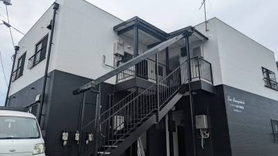 全戸角部屋、１階黒色、２階白色の外観です。