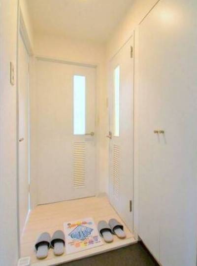 各部屋が見えず、シューズボックスが壁フラットでスマートな玄関