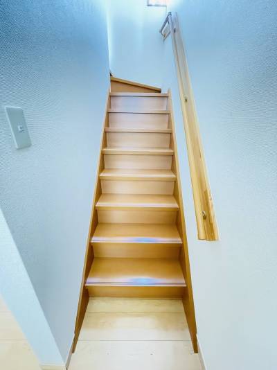 2階への階段手摺り付き