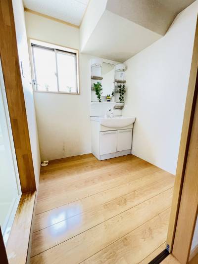 シャワー付き独立洗面化粧台、室内洗濯機置場