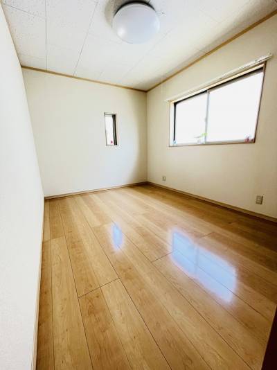 2階北側洋室2面彩光できれいです