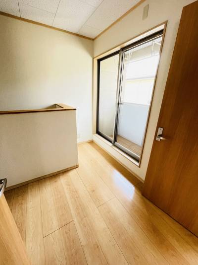2階踊り場、ベランダもあります。洗濯物干す事が出来ます。