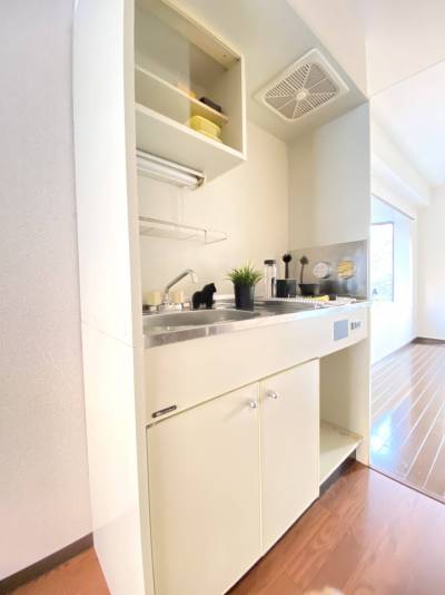 コンパクトなキッチンは収納スペース多めで使いやすいです