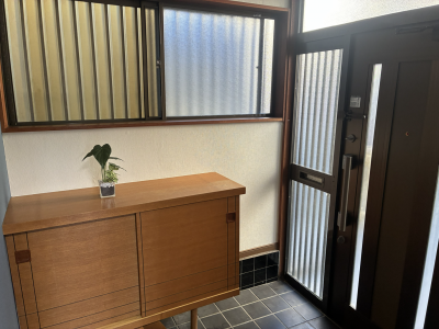 玄関も窓があって開放的です。