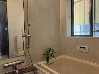 大きな窓がある開放的なバスルーム