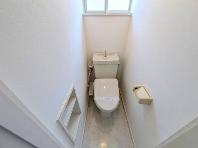 温水洗浄便座付き。バス・トイレ別