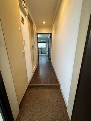 玄関から居室方面。すっきりきれいなお部屋です