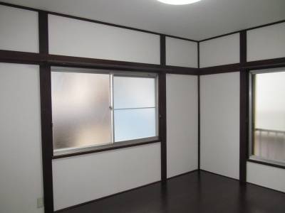 シックな2F洋間フローリング