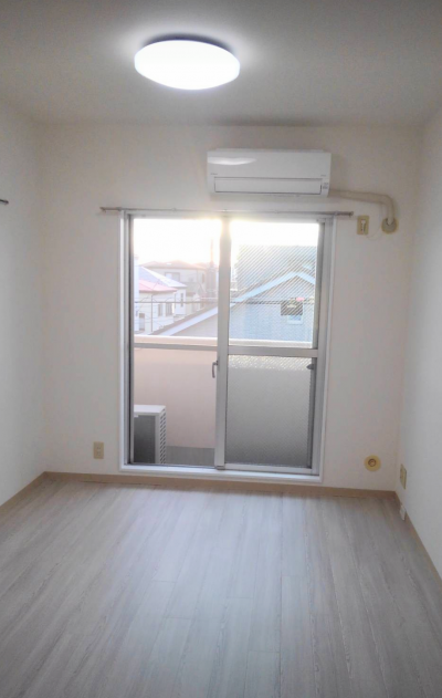 明るく白い室内です。