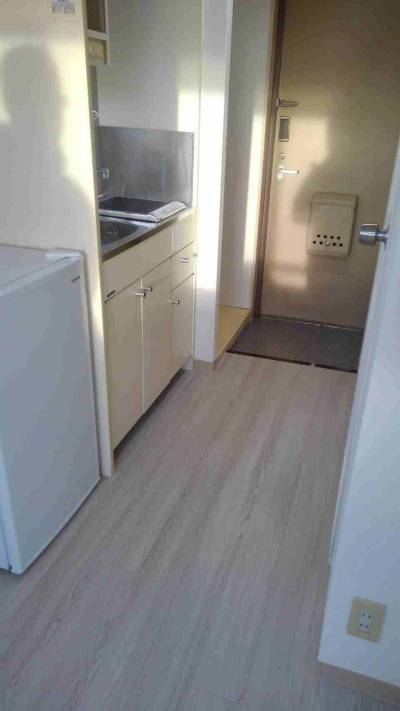冷蔵庫とキッチンと廊下の様子です。