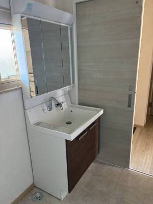 独立洗面台です　
隣に洗濯機置けます