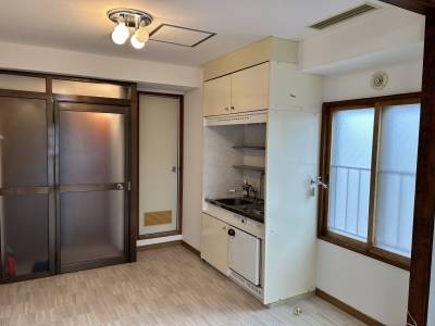 窓側から見た洋室・玄関とキッチン方向