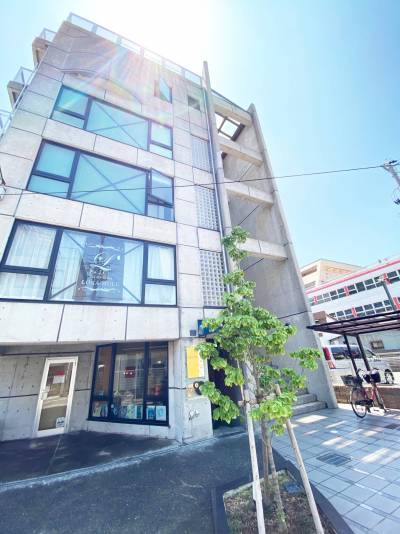 外観は瀟洒なコンクリート打ち放し