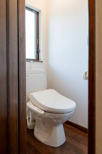 トイレ。換気窓あり、明るいです