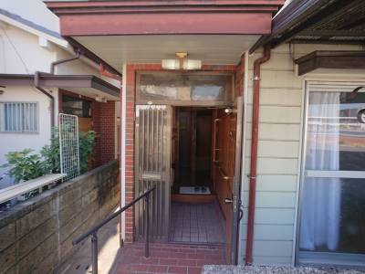 入口には外部照明とモニター付きインターホン