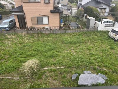 専用庭　兼　駐車場。普通車で6台以上は停められます。