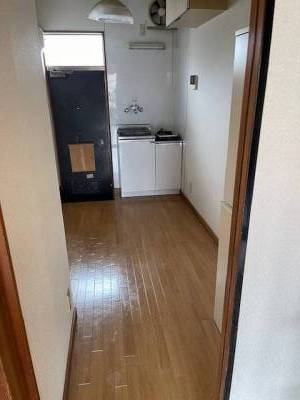 玄関とキッチンです。