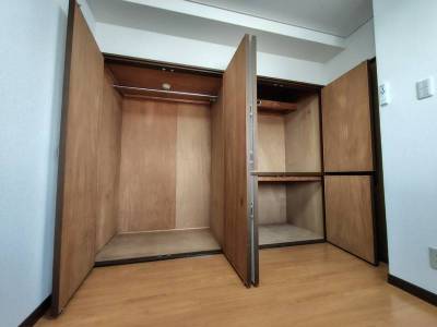 洋室に大容量収納を備えています
