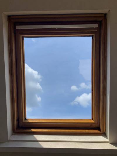 トップライト（天窓）から眺めた青空
