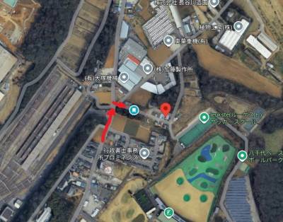 矢印の方向に沿い、大通りからの進入ルート