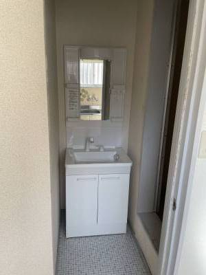 洗面化粧台です。新しいです。