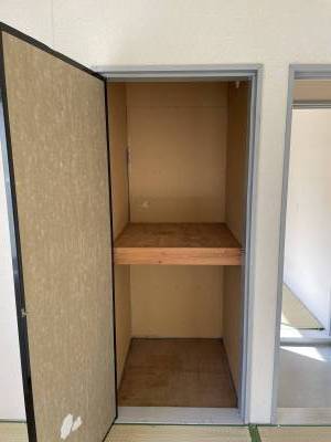 押し入れです。手前、奥の部屋のどちらにもあります。