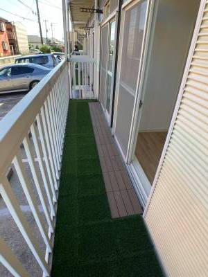 ベランダ。人工芝ですが緑があるとホッとしますね。