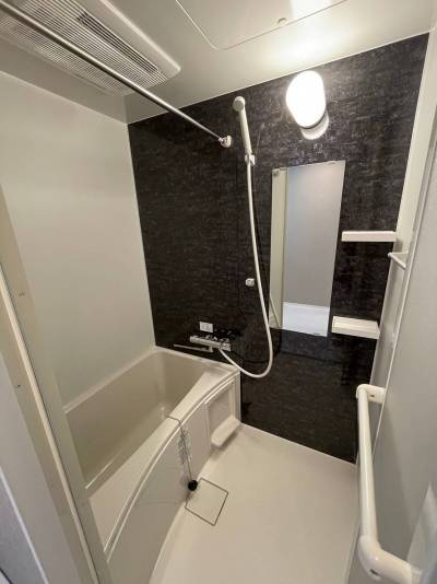 1014サイズでゆったり。縦長鏡に変更。浴室乾燥機付き！