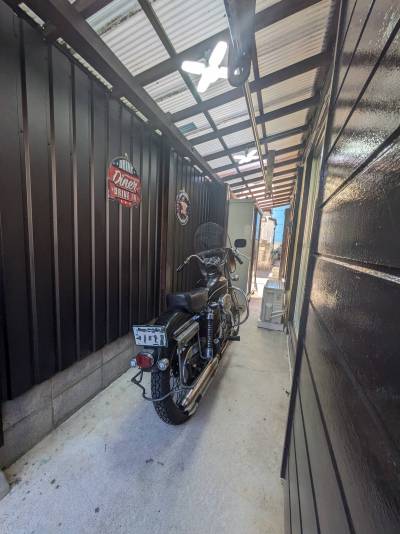 バイクガレージ。こちら側は大型のオートバイも楽々入ります