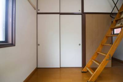 2階表側部屋の天井収納への梯子をおろしたところ