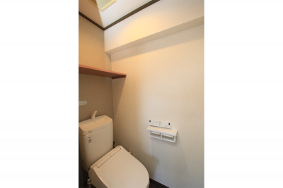 シャワートイレ
二連紙巻器付、上棚付