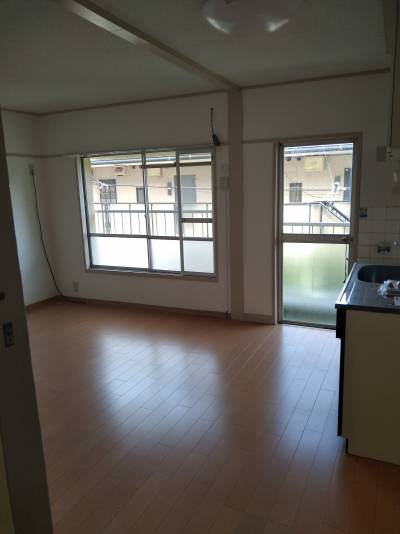 写真の腕が悪いのですが、とても明るい南側窓のLDK です。