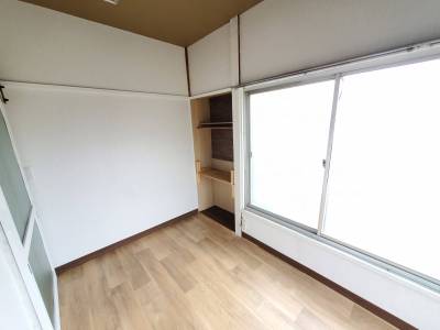 最奥の部屋には備え付けのデスクも