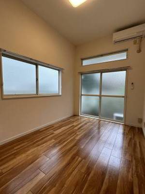 二面採光、高天井、新品エアコン♪の洋室①