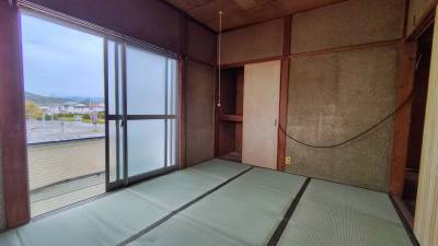 ２階和室　窓が大きく日当たり風通し良好