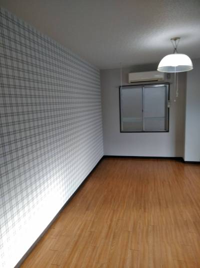2C 内部　壁面が広いので家具は置きやすいです。