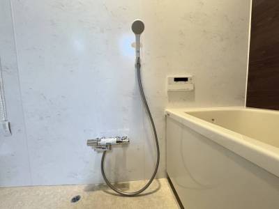 シャワーはサーモスタット付き混合水栓で温度調節楽々