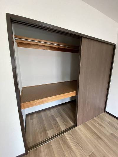 中棚付き収納で衣類もすっきり