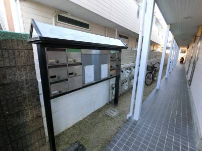 郵便ポストと掲示板です！