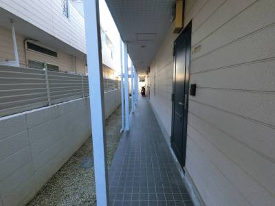 共用部廊下です。2025年11月にドアを塗り替えました。