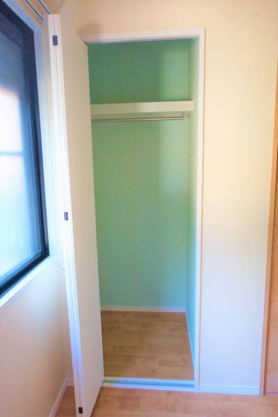 4.5畳間の収納。６畳間と玄関とで計3カ所に収納スペースあり