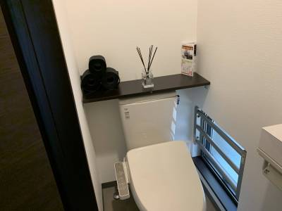 簡易のパウダールームとして機能するように手洗い台設置。