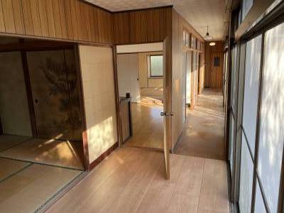 和室から庭側に広縁あり。リビング、和洋室へ。