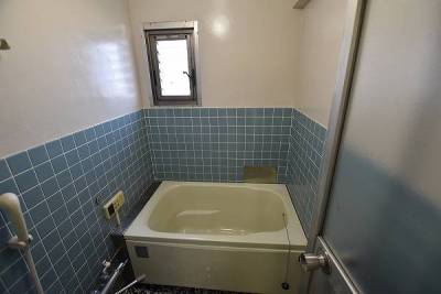 浴室には小窓がついており、換気もバッチリです。