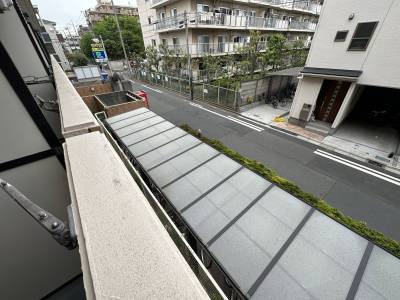 ベランダからの景色。公園がすぐです。コンビニも複数